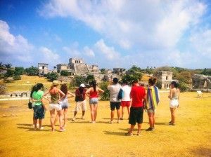Guía con su grupo en Tulum