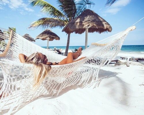 descansando en una hamaca en el Caribe