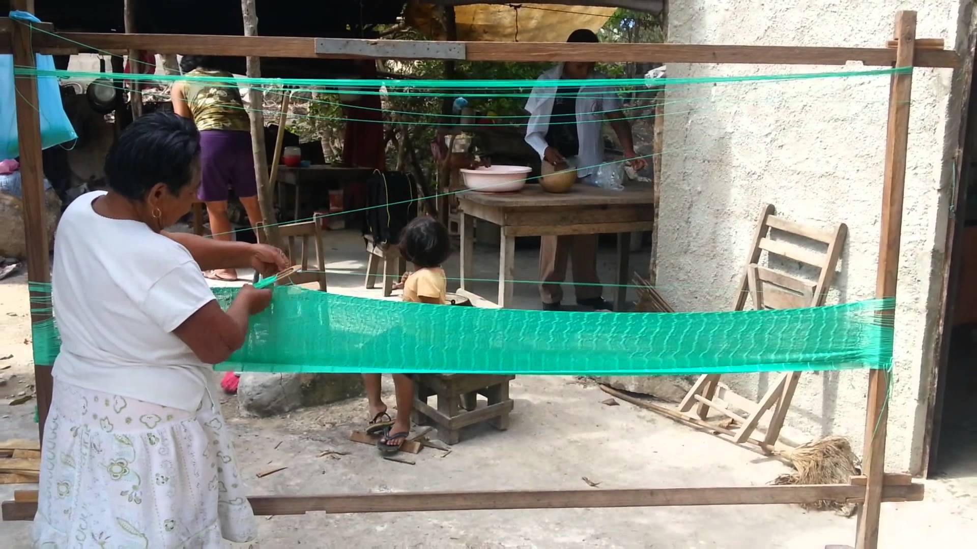 mujer maya confeccionando hamacas
