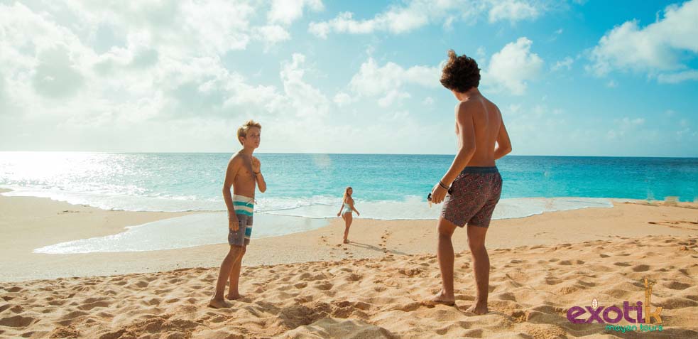 niños en la playa