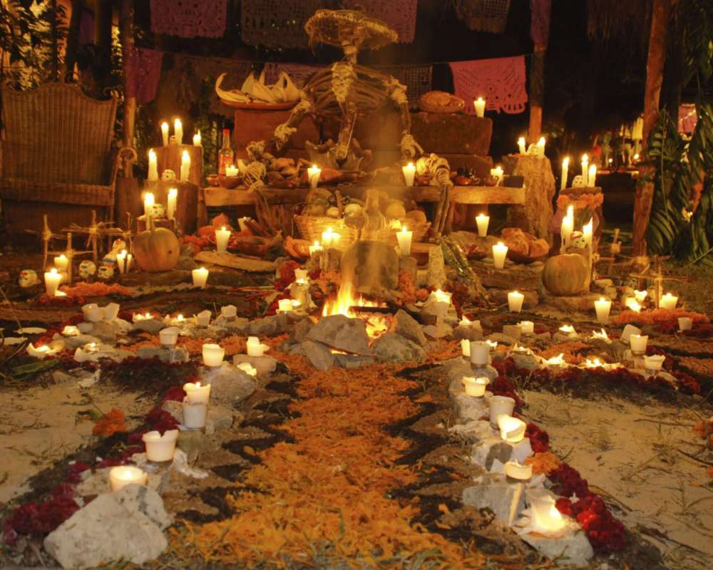 Decoración de un altar para muertos en México