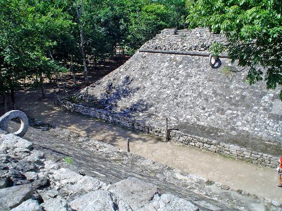 Cancha de pelota maya en Coba