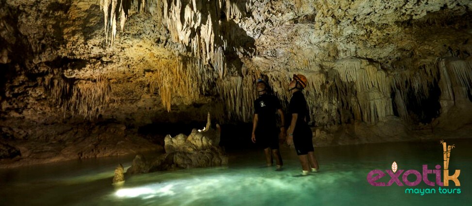 El cenote Ik Kil es uno de los mejores cenotes de Riviera Maya. Considerado como el cenote por excelencia, aquel que aparece en las fotos más virales que han superado récord de likes en las redes sociales.