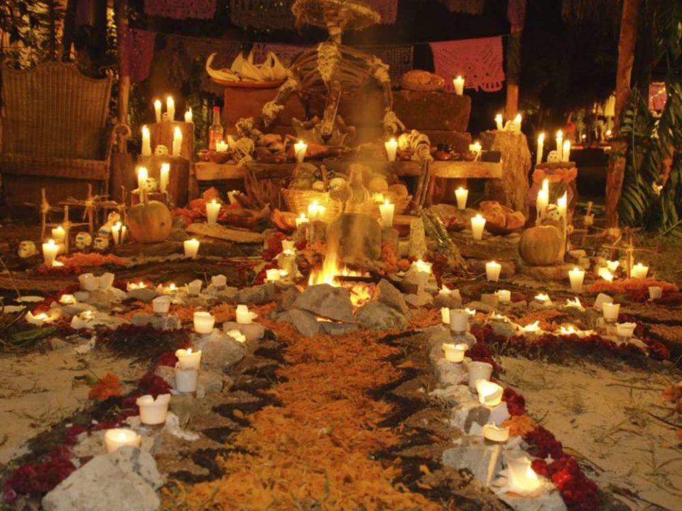 Decoración de un altar para muertos en México