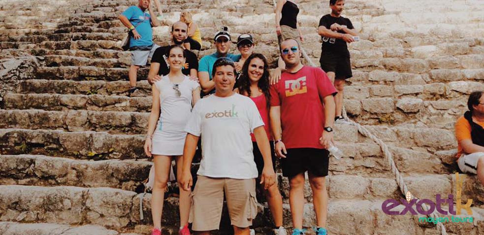 grupo de turistas de excursion con exotic mayan tour