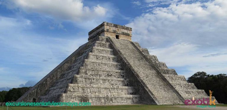 Pirámide de Kukulkán en Chichén Itzá con cielo azul