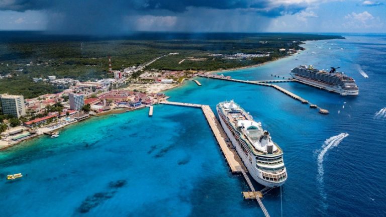 Puerto de cruceros de Cozumel con aguas turquesas