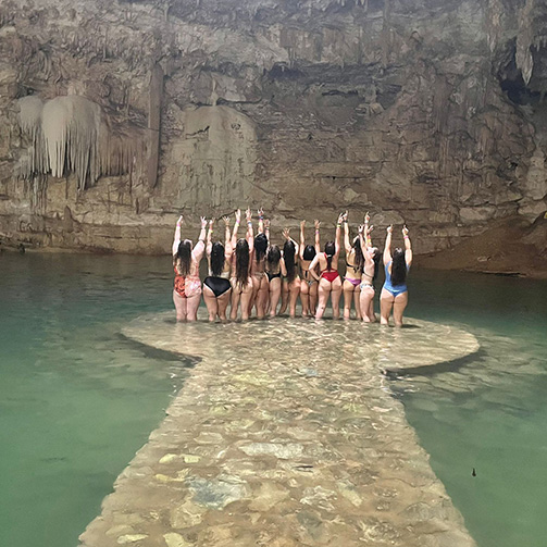 Grupo de chicas en cenote Suytún