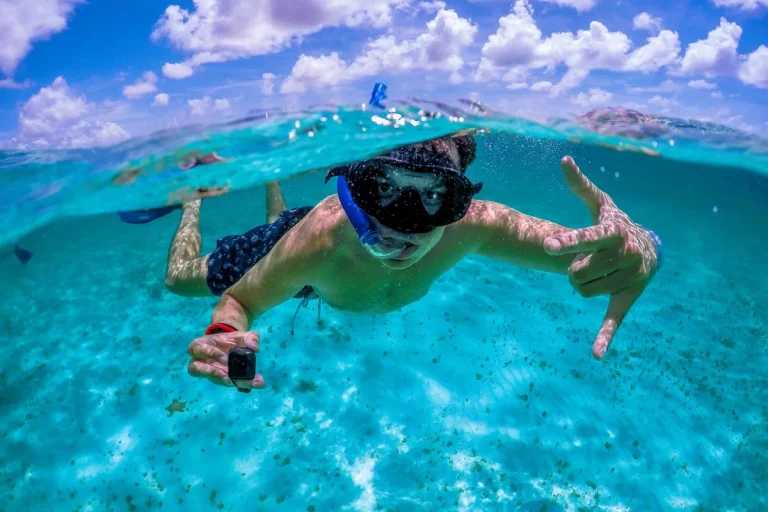 Snorkel en aguas cristalinas en la excursión a Cozumel en catamarán