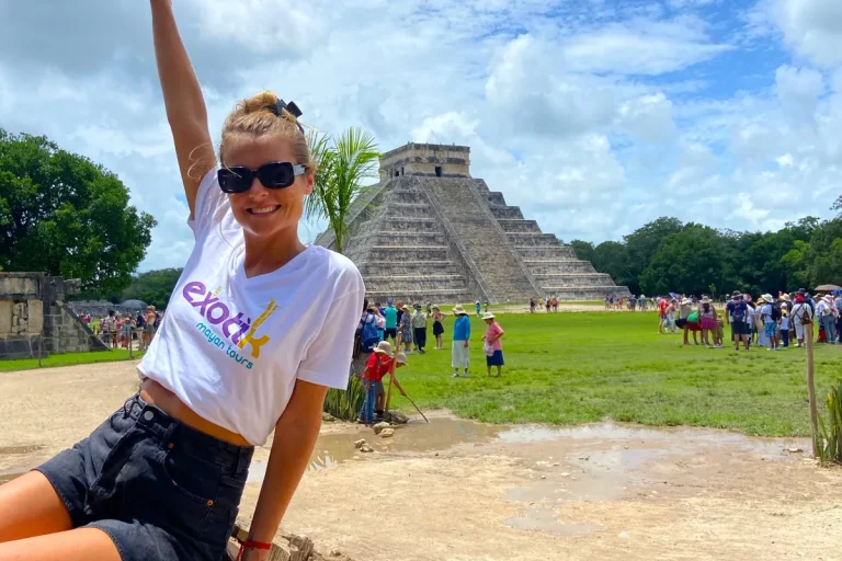 Viajera frente a la pirámide de Kukulkán en la excursión a Chichén Itzá