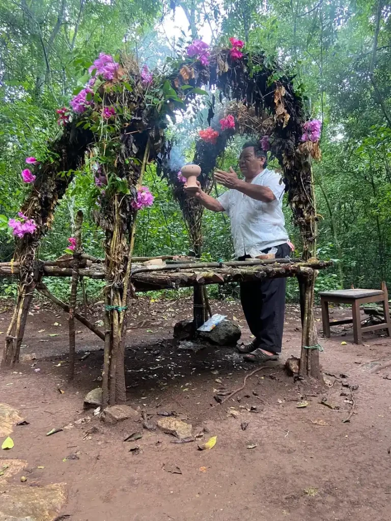Ceremonia maya en la selva de la Riviera Maya