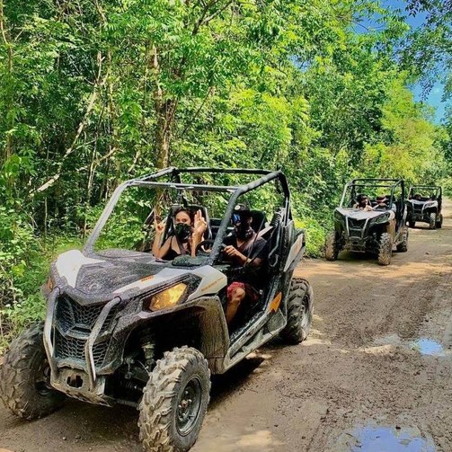 Pareja en buggy por la selva de Riviera Maya