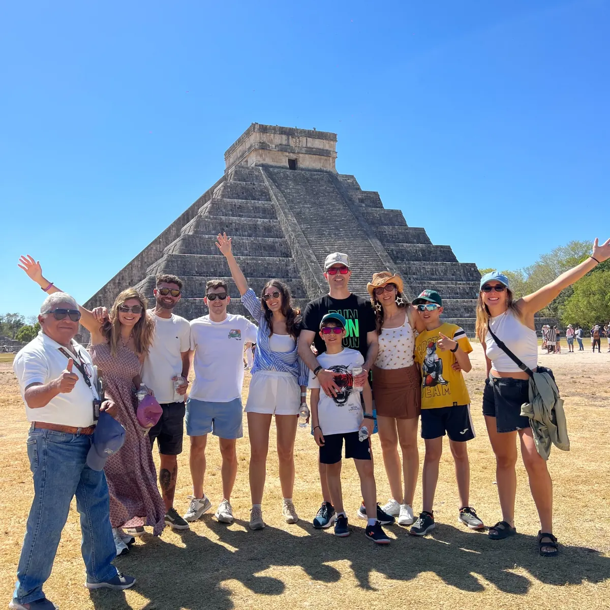 Grupo de Exotik Mayan Tours frente a la pirámide de Chichén Itzá a primera hora
