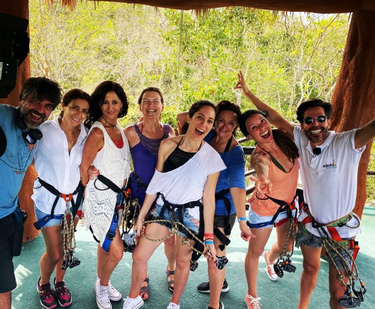 Grupo de viajeros españoles en la tirolesa del parque Tankah con Exotik Mayan Tours